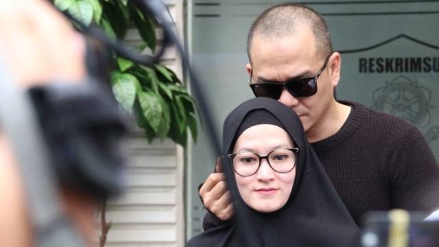 Lyra Virna dan Fadlan Muhammad di Polda Metro Jaya Foto: Garin Gustavian Irawan/kumparan