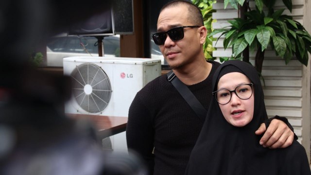 Lyra Virna dan Fadlan Muhammad di Polda Metro Jaya (Foto: Garin Gustavian Irawan/kumparan)