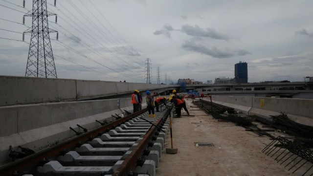 Site visit pembangunan LRT di Depo LRT Jakarta  (Foto: Yuana Fatwalloh/kumparan)