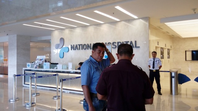 Polisi saat mendatangi RS NH Surabaya. (Foto: Phaksy Sukowati/kumparan)