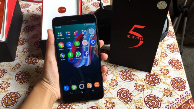 Ponsel Infinix Zero 5. (Foto: Astrid Rahadiani/kumparan)