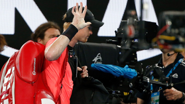 Edmund meninggalkan arena seusai pertandingan. (Foto: REUTERS/Thomas Peter)