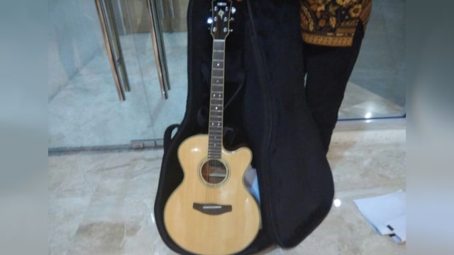 Gitar Kesayangan Menhub Seharga 9 Juta (Foto: Selfy S Momongan/kumparan)