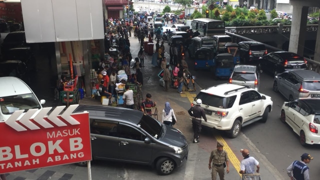 Macet di Blok B, Tanah Abang (Foto: Mirsan Simamora/kumparan)