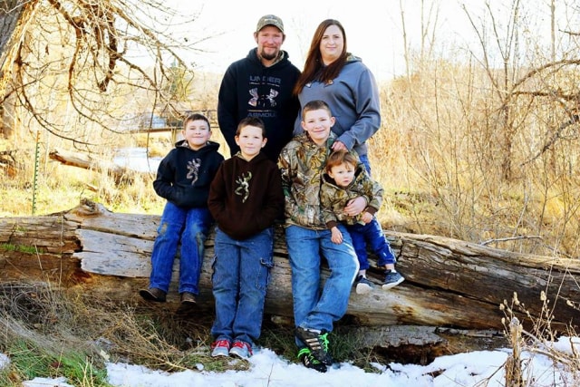 Sara Hebard dan keluarganya. (Foto: Sara Hebard via Facebook)