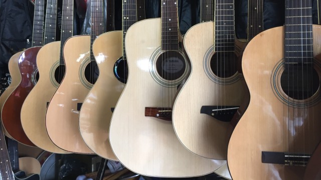 Gitar replika di Pasar Poncol Senen (Foto: Selfy Sandra Momongan/kumparan)
