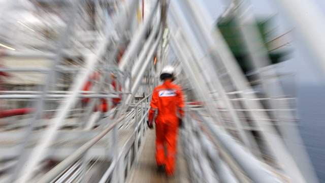 Petugas pertamina di ONWJ Bravo  Foto: Aditia Noviansyah/kumparan