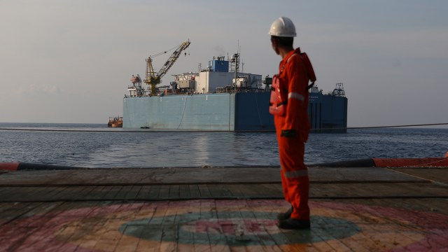 Petugas pertamina melihat Arco Ardjuna (Foto: Aditia Novianyah/kumparan)