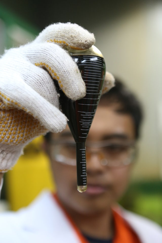 Pekerja melihat kadar air pada minyak (Foto: Aditia Noviansyah/kumparan)