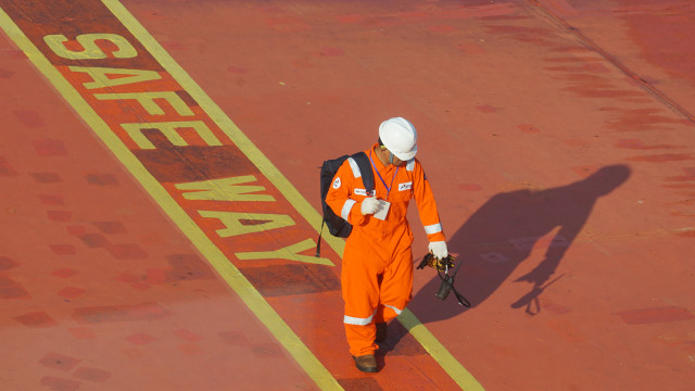 Pekerja Pertamina melintasi jalur aman (Foto: Aditia Noviansyah/kumparan)
