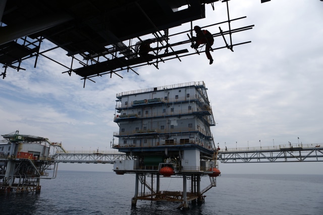 Ativitas pekerja Pertamina di Hulu Energi ONWJ Foto: Aditia Noviansyah/kumparan