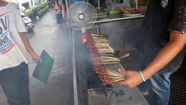 Satai Rembiga sedang dibakar. (Foto: Bella Cynthia/kumparan)