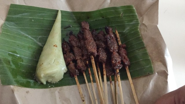 Satai Rembiga dihidangkan dengan lontong. (Foto: Bella Cynthia/kumparan)