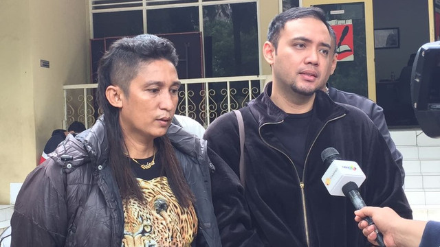 Sandy Tumiwa di Polda Metro Jaya (Foto: Reki Febrian/kumparan)