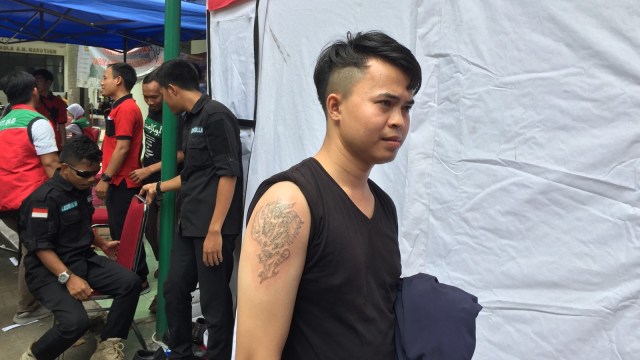 Asep saat menghapus tatonya (Foto:  Moh Fajri/kumparan)