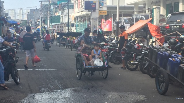 Tukang becak Pasar Teluk Gong, Penjaringan. (Foto: Andreas Ricky Febrian/kumparan)
