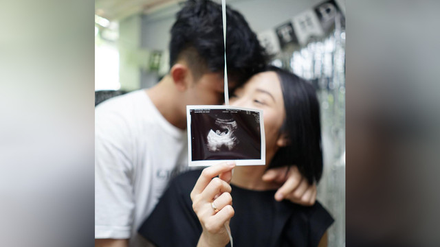 Rinni Wulandari dan suami memperlihatkan foto USG. (Foto: Instagram/@@rinni_w)