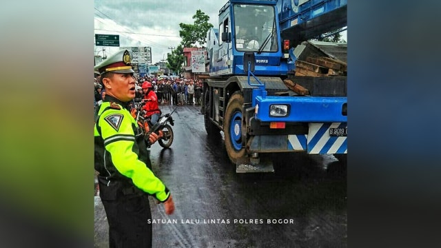Evakuasi kecelakaan truck di Cikereteg. (Foto: Instagram/@tmcpolresbogor)