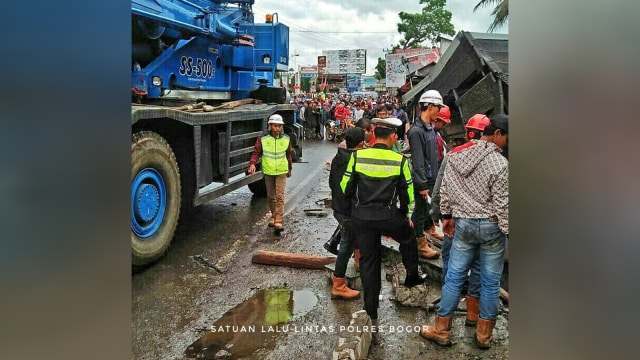Evakuasi kecelakaan truck di Cikereteg. (Foto: Instagram/@tmcpolresbogor)