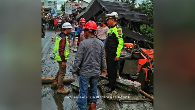 Evakuasi kecelakaan truck di Cikereteg. (Foto: Instagram/@tmcpolresbogor)
