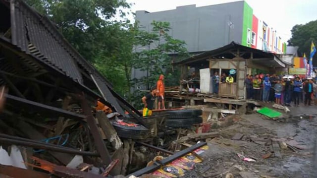 Kecelakaan truk di Cikereteg (Foto: dok.Wibi)