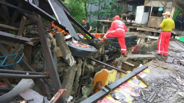 Kecelakaan truk di Cikereteg (Foto: dok.Wibi)