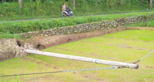 Listrik TidurTiangan Buat Panik Warga Desa Caringin Sukabumi