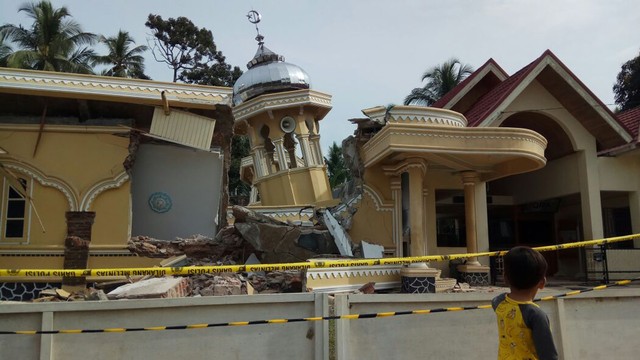 Robohnya Masjid Berusia 96 Tahun di Payakumbuh (2)