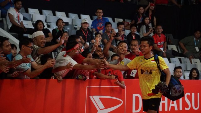 Anthony Sinisuka Ginting disalami pendukung. (Foto: Nugroho Sejati/kumparan)