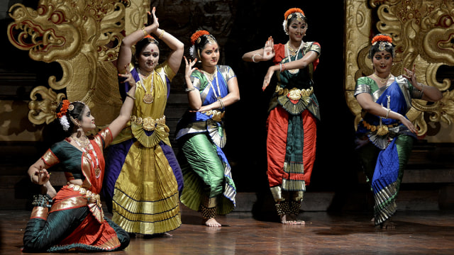Kolaborasi seni India-Bali. (Foto: Antara/Fikri Yusuf)