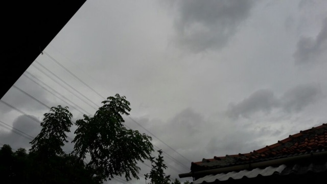 Langit mendung Bekasi (Foto: Tria Sri Wahyuni)