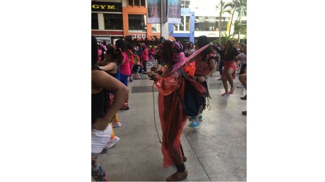 Gadis berjas hujan pink (Foto: istimewa)