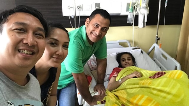 Augie saat membesuk istri Saleh Ali. (Foto: Instagram @augiefantinus)