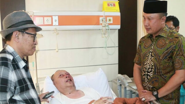 Kapolda Jabar jenguk Pimpinan Ponpes Al-Hidayah (Foto: instagram/bidhumaspoldajabar)