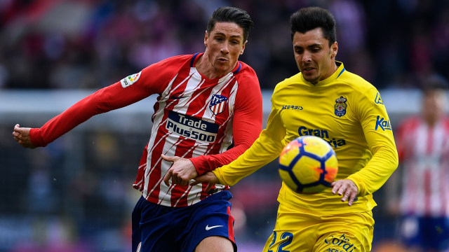 Fernando Torres saat berduel dengan Ximo Navarro. (Foto: Oscar Del Pozo / AFP)