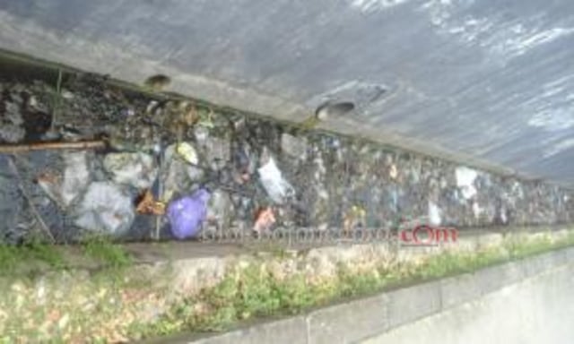 Sampah Menumpuk, Selokan Stadion Keluarkan Bau Busuk