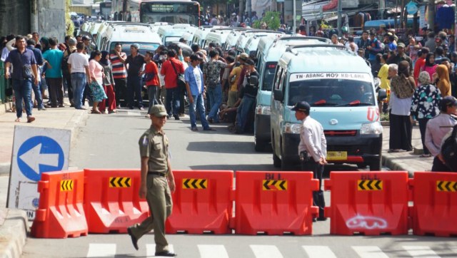 Massa aksi gabungan sopir Angkutan Umum (Foto: Jamal Ramadhan/kumparan)