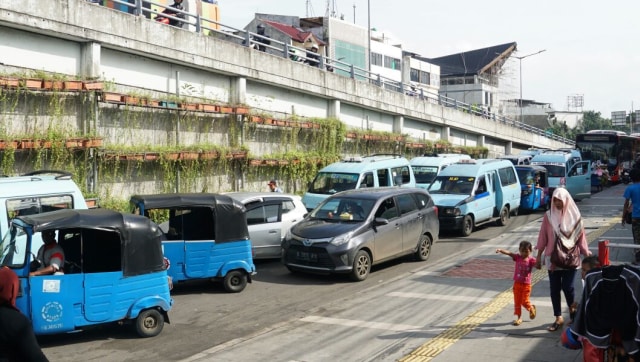 Pengemudi Bajaj dan pengguna jalan umum terjebak (Foto: Jamal Ramadhan/kumparan)