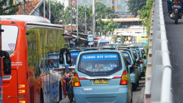 Aksi sopir angkot menyebabkan antrean panjang (Foto: Jamal Ramadhan/kumparan)