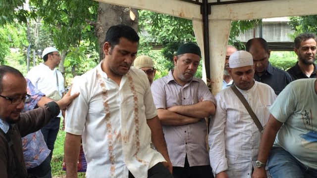 Said Bajuri di pemakaman istrinya (Foto: Sarah Yulianti/kumparan)