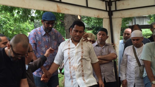 Said Bajuri di pemakaman istrinya (Foto: Sarah Yulianti/kumparan)