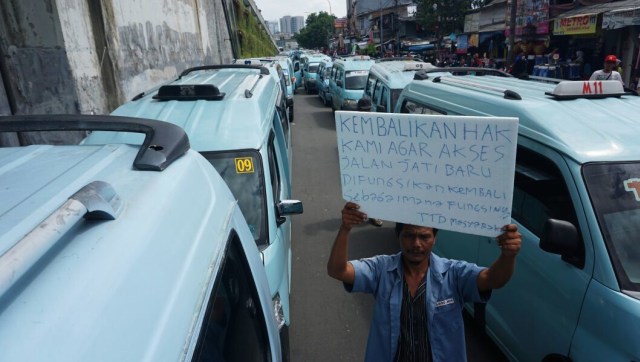 Aksi sopir angkot di Jalan Jatibaru (Foto: Jamal Ramadhan/kumparan)