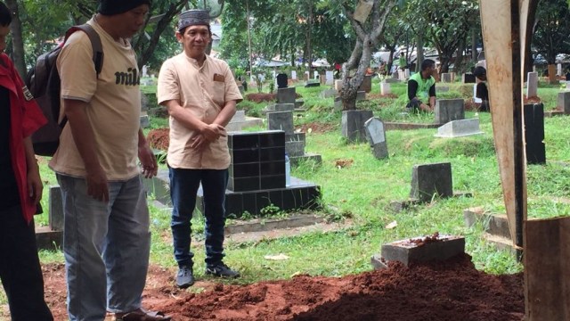 Ginanjar di pemakaman Alyah, istri Said Bajuri (Foto: Sarah Yulianti/kumparan)