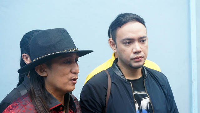 Sandy Tumiwa dan kuasa hukum. (Foto: Munady Widjaja)