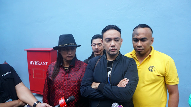 Sandy Tumiwa dan kuasa hukum. (Foto: Munady Widjaja)