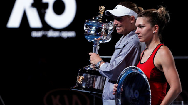 Wozniacki dan Halep setelah laga final. (Foto: REUTERS/Edgar Su)