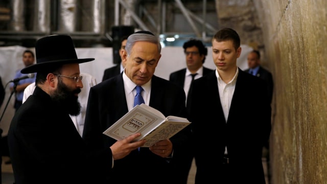Benjamin Netanyahu dan putranya, Yair (Foto: REUTERS/Ronen Zvulun)