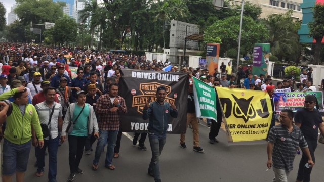 Massa aksi tiba di Kemenhub (Foto: Rafyq Panjaitan/kumparan)