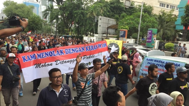 Massa aksi tiba di Kemenhub (Foto: Rafyq Panjaitan/kumparan)