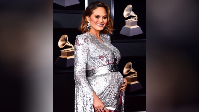 Chrissy Teigen bersinar dalam balutan dress silver (Foto: Instagram @chrissyteigen)